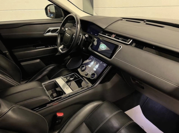 LAND ROVER Range Rover Velar P300 – 301 CH – Image 12