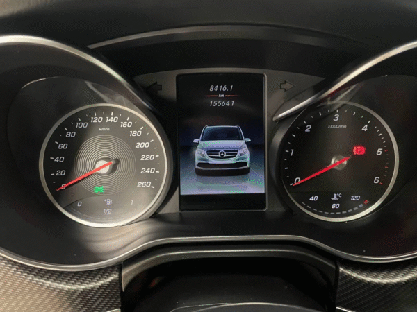 Mercedes-Benz V-Klasse V300d 4MATIC AMG – Image 9