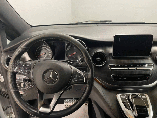 Mercedes-Benz V-Klasse V300d 4MATIC AMG – Image 10