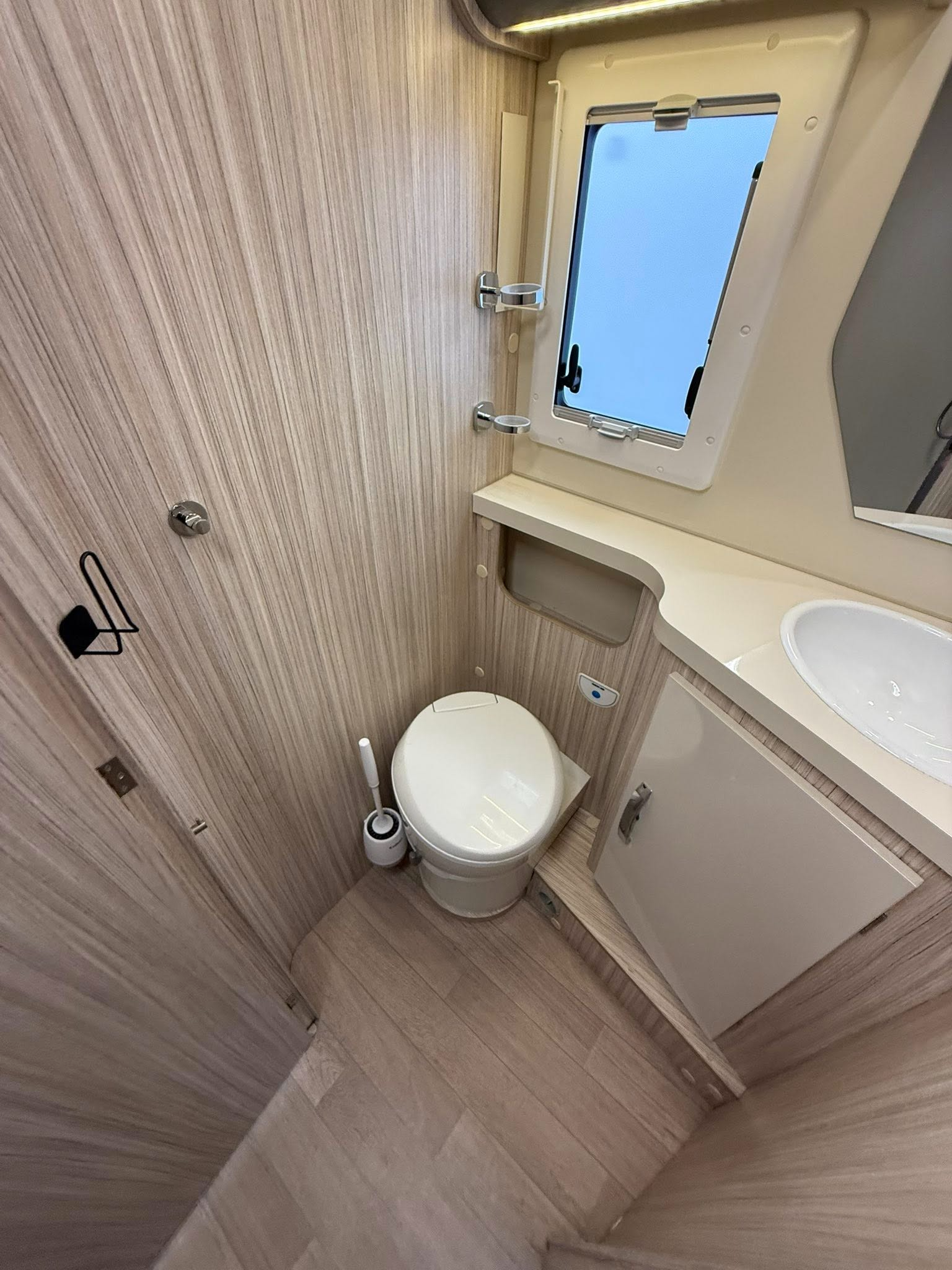 Magnifique Camping Car Intégral Elnagh Magnum 530 Boite auto 160cv – Image 9